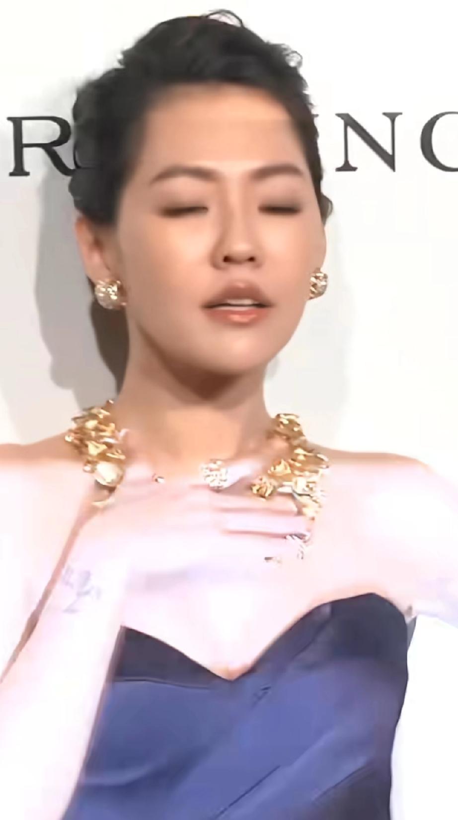 小S出席活动大秀珠宝，是在反击说她拿姐姐珠宝的网友们嘛

夸张的肢体语言，一整个