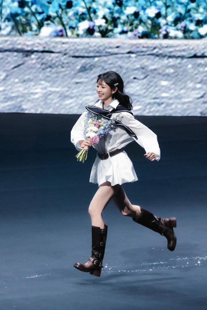 田曦薇[超话]田曦薇跑步的神 
怎么有人这么会跑步啊vivo s50系列美学大使