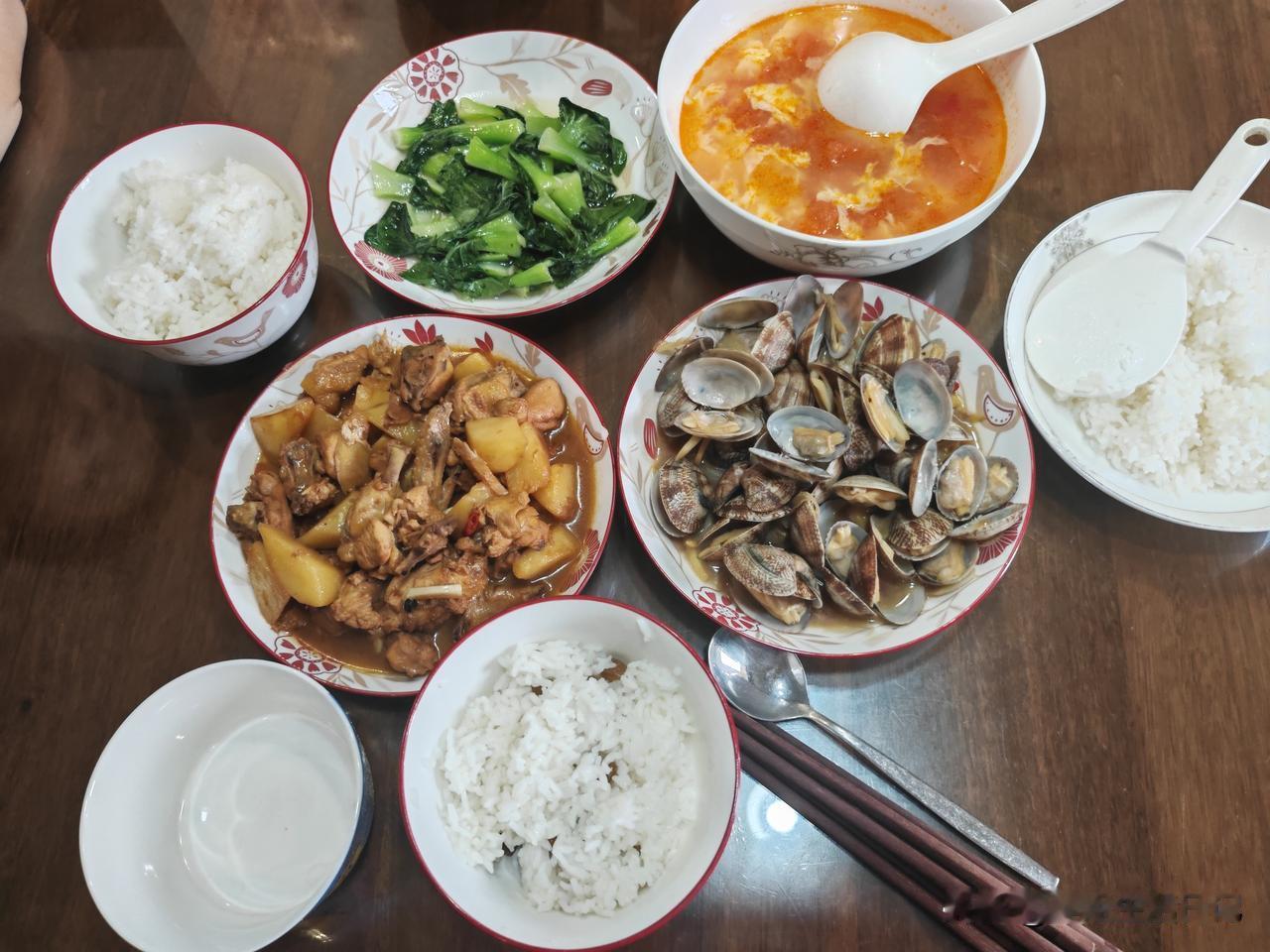 午餐和晚餐～
图一二是周六的午餐晚餐，那天儿媳上班，就我和儿子孙子在家吃饭。
