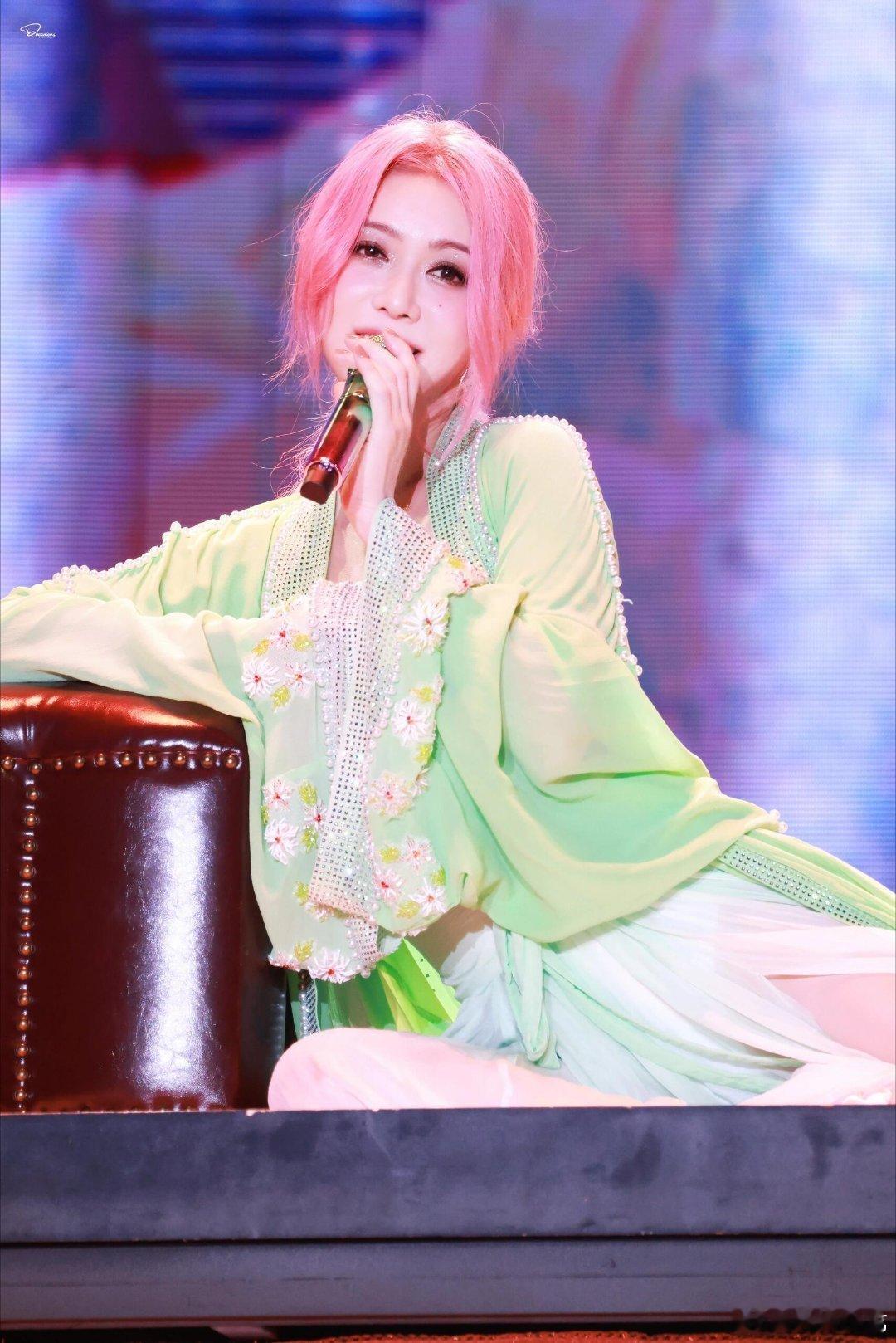 薛凯琪[超话]薛凯琪 在逃女团门面 救命！薛凯琪在演唱会又贡献名场面了！粉色长发