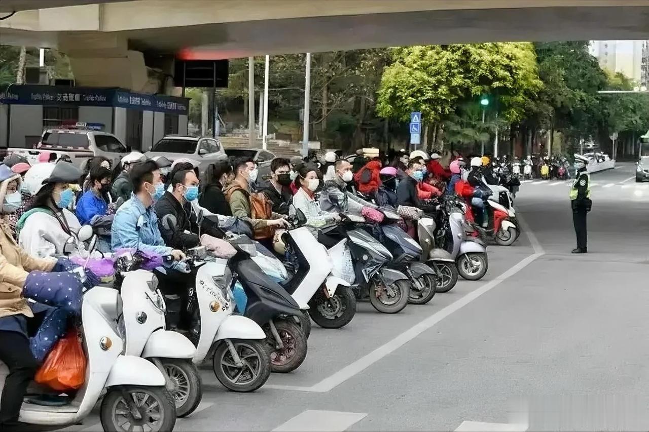建议制定相关行业标准，鼓励厂家生产载客三人以上的电动车。
如果所有人都骑电动车，