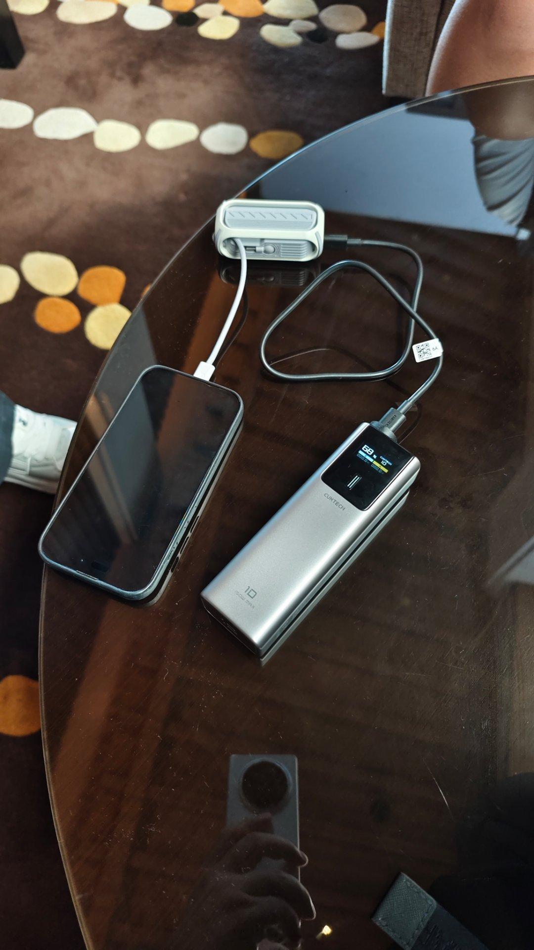第一次，有人用我的充电宝，给自己的充电宝充电，然后美名其曰自己的充电宝有ligh