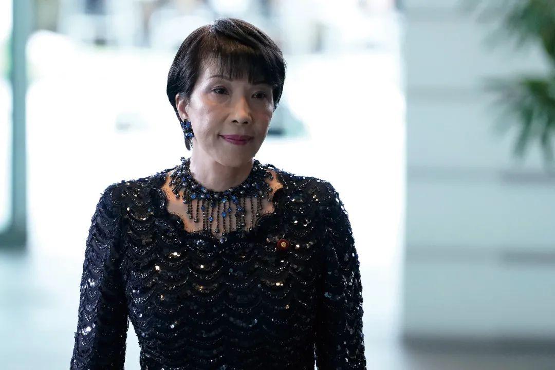这两天，日本自民党选了个女总裁，叫高市早苗，按日本法律，过几天就要出任女首相。这