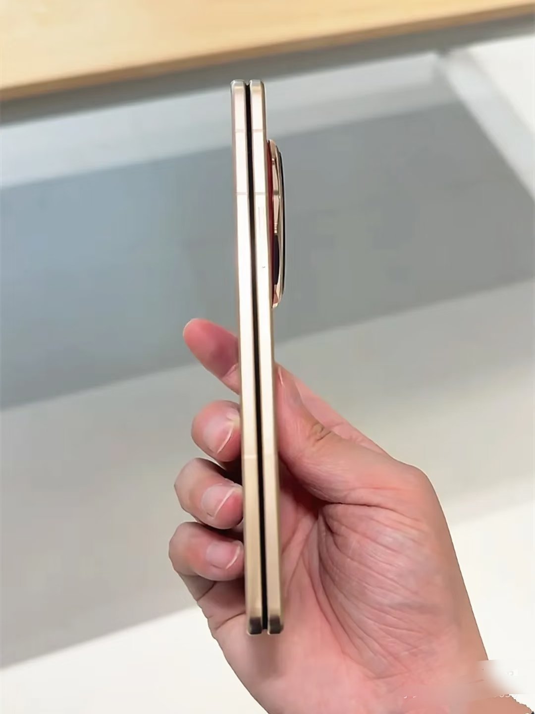 折叠屏iPhone订单被传上调至千万级苹果第一次做阔折叠，难免会有各种问题，而且