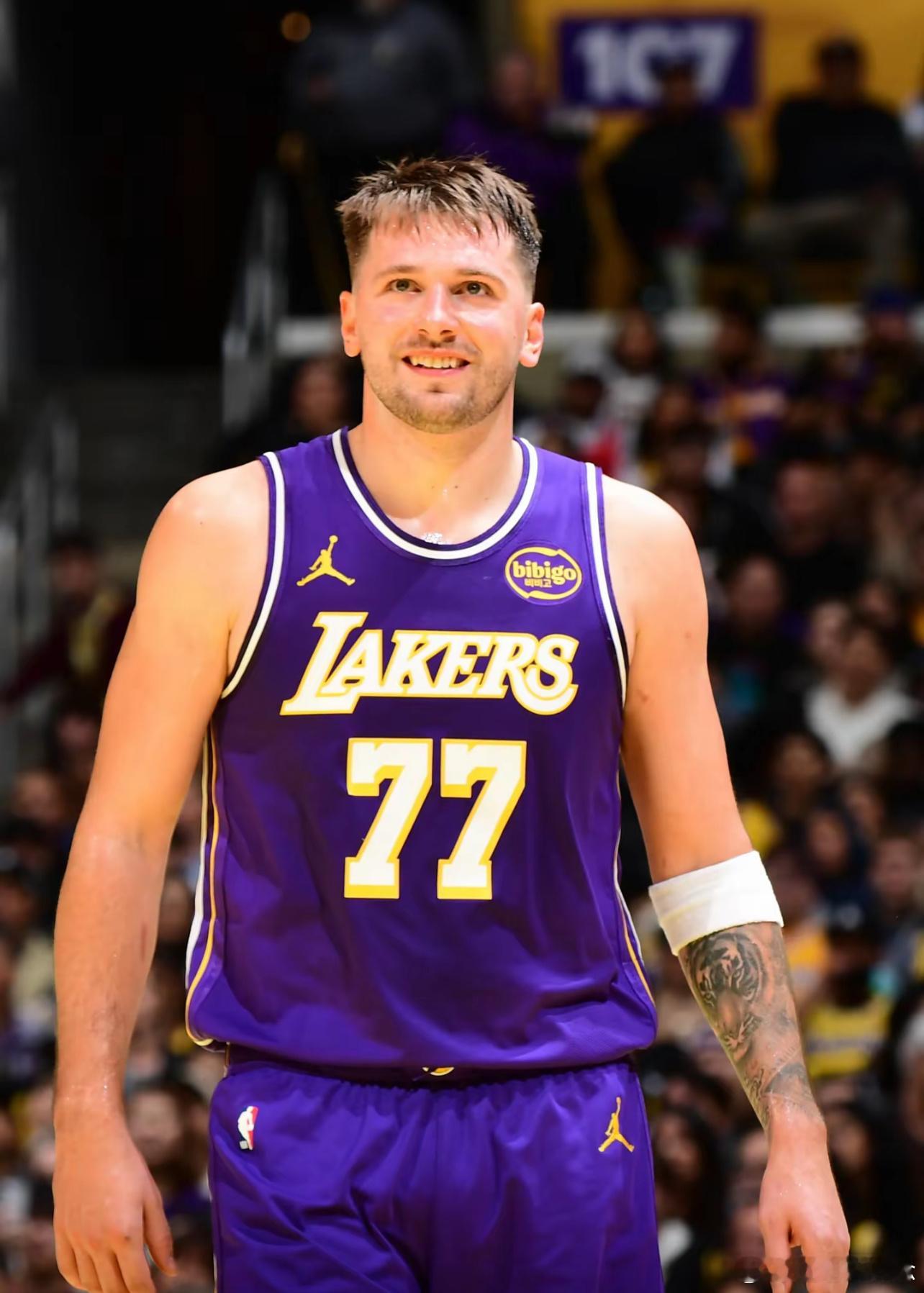 虽然咱平时只盯着绿茵场，但今天这篮球圈的动静实在太大，想不看都不行。东契奇这45