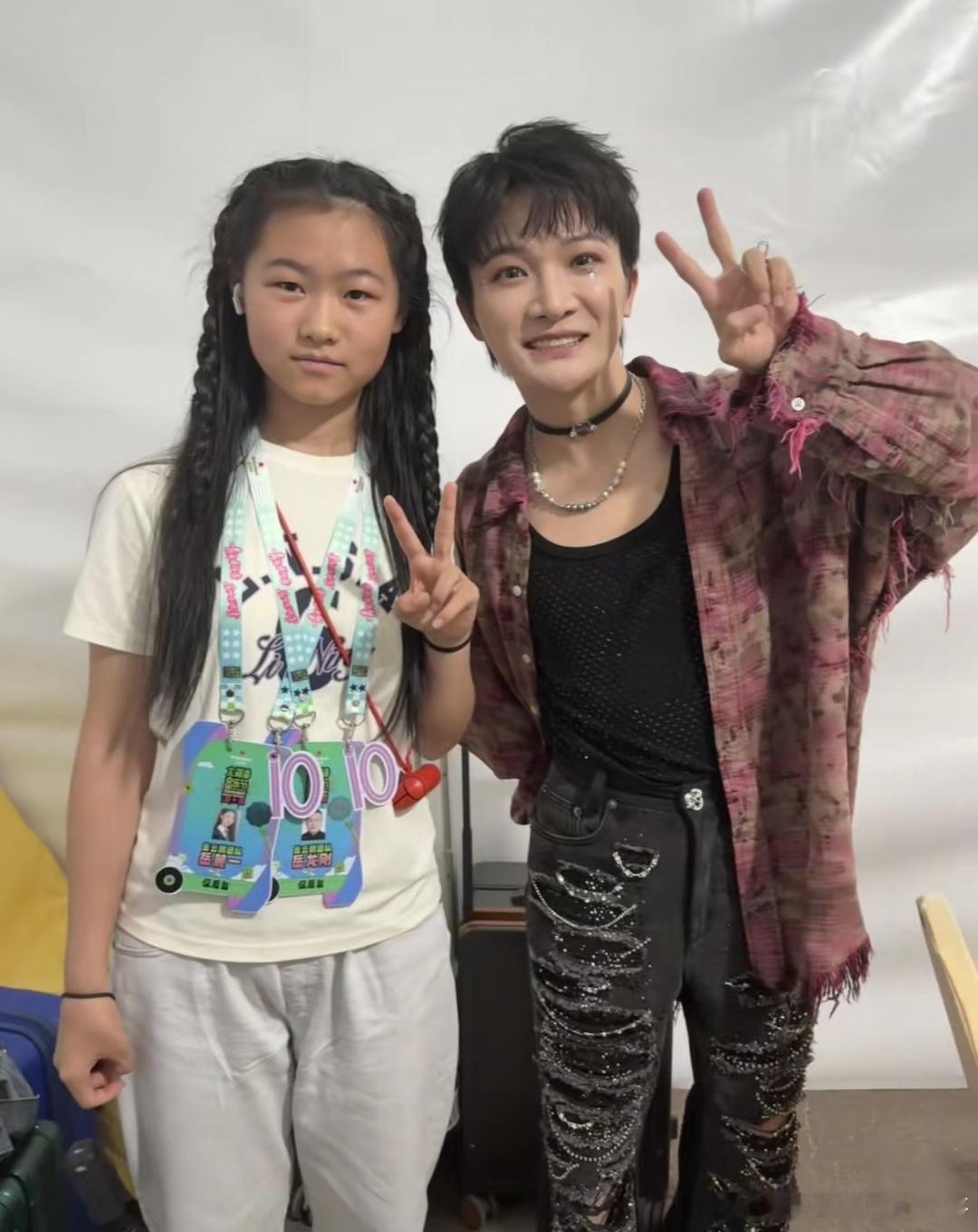 岳云鹏带女儿参加音乐节岳云鹏女儿与周深张新成合照 岳云鹏女儿长这么大了，还跟周深
