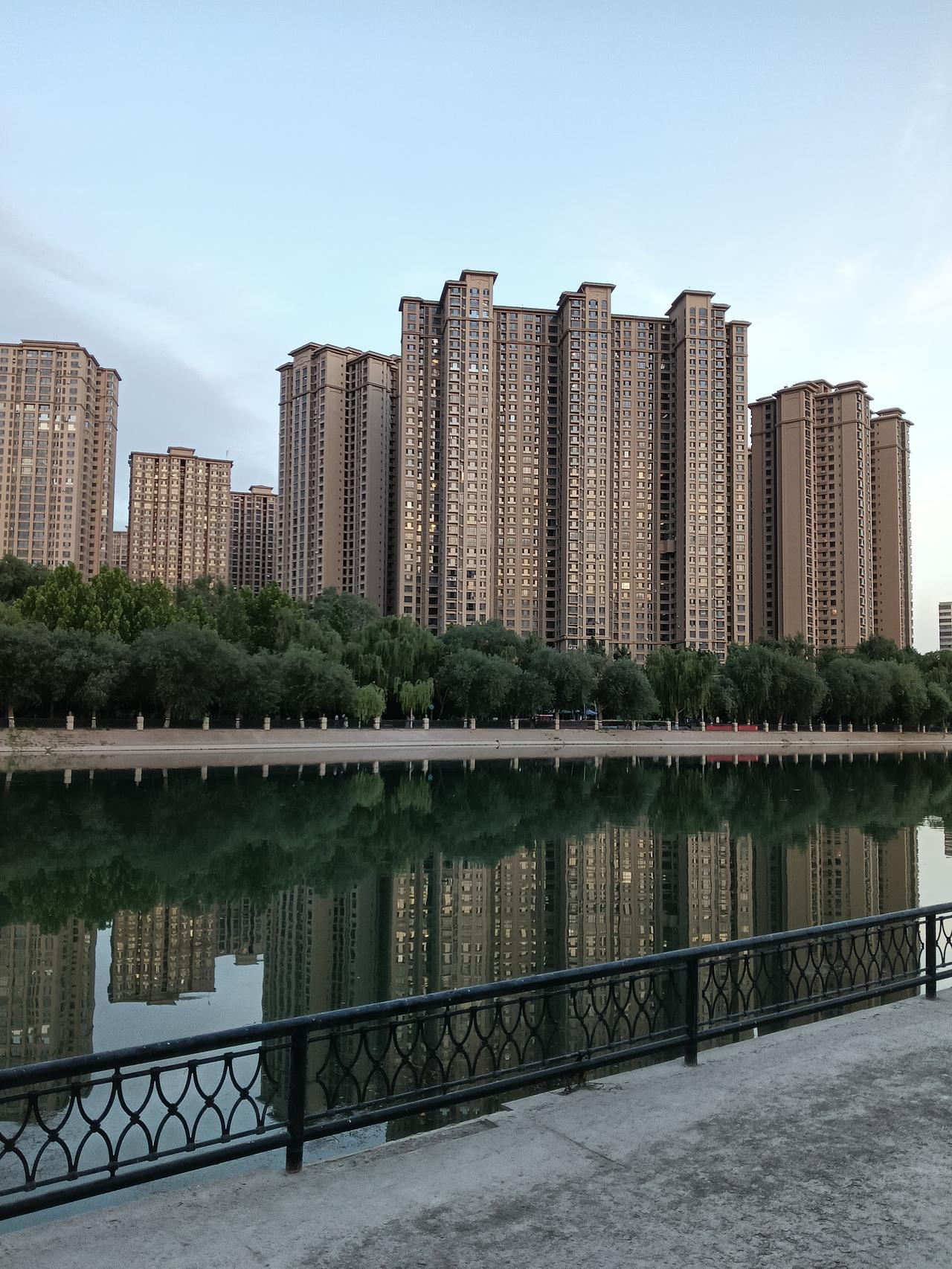 城市风景秀丽
在梨城库尔勒六月风景如画，孔雀河穿城而流花卉园林装扮的秀丽巴州首府