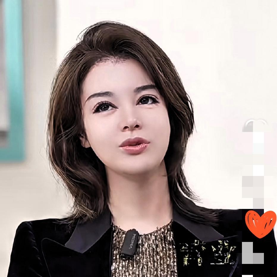 到底是真是假
花几千万换血
砸钱冻脸就能青春永驻？看于文红无美颜的现场照，才懂这