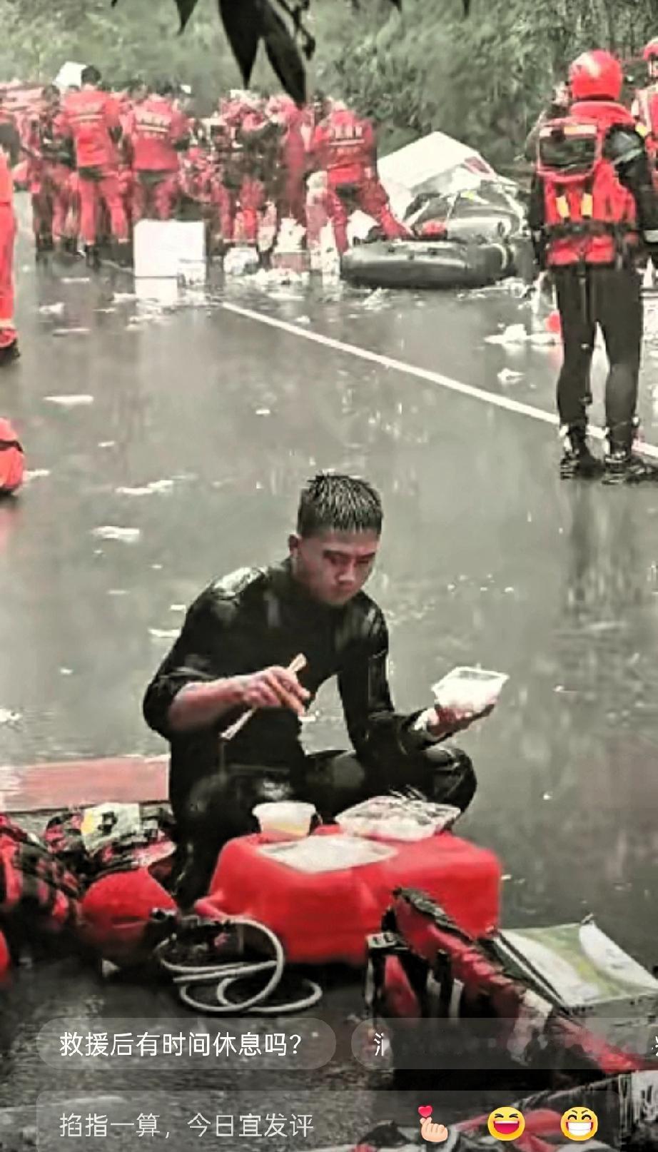 泪目！！感动！7月9日，一位在广西贵港参加救援的消防员在雨中吃盒饭的视频让很多人