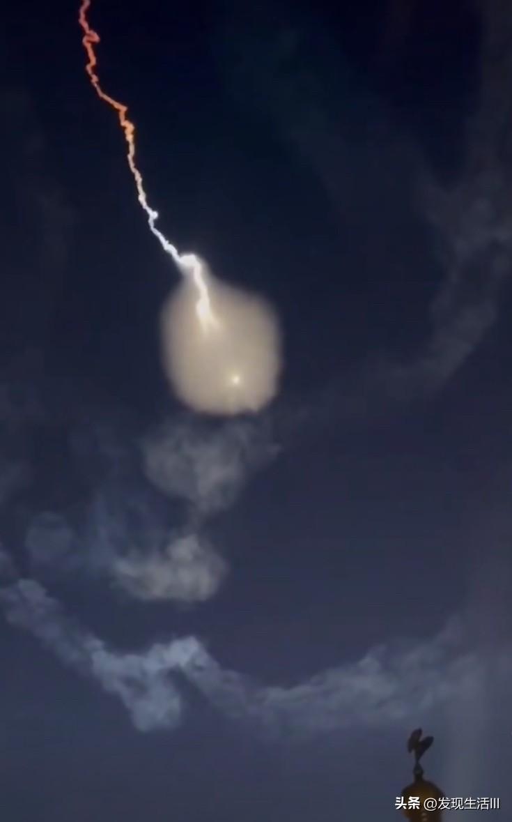 白天打库存，晚上上“大杀器”，伊朗首次发射“塞吉尔”中程弹道导弹。

弹头500