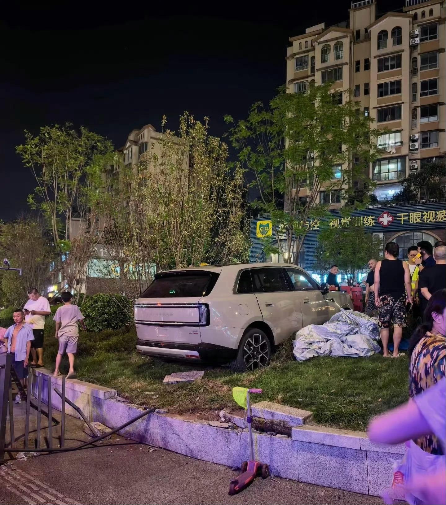 以前苹果手机上市会看到首摔，现在汽车上市可以看到首撞了，进步挺大的！[柯基][柯