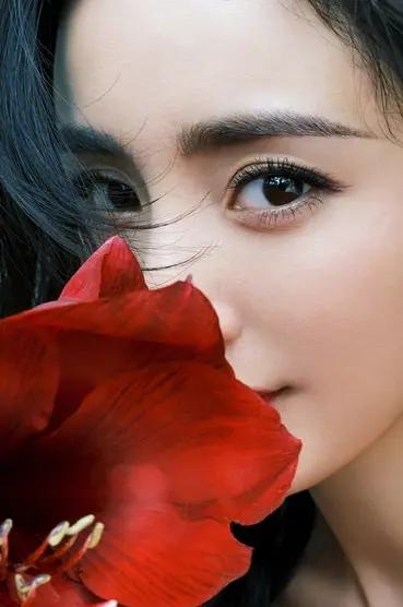 杨幂在《生万物》里的演技争议不小。有人觉得这是她演艺生涯的颠覆性突破。为演好从地