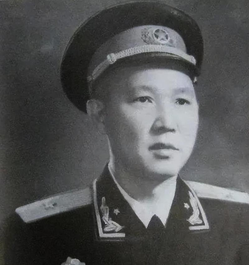 近三万人跟着他从通江出发,活着回来的没剩几个。

这是傅崇碧一辈子绕不开的账。1