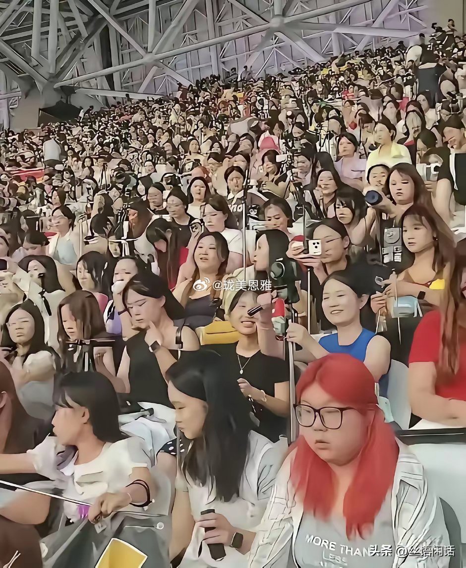 瞧这演唱会现场清一色的大美女唉乖！这都是谁家的小棉袄？下半辈子，可有福享喽！ 