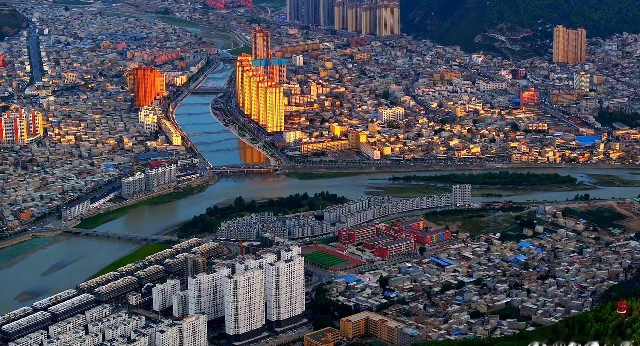 “河水清了，草木旺了，空气净了，每天来迭藏河畔晨练，心里头格外敞亮！”清晨的阳光