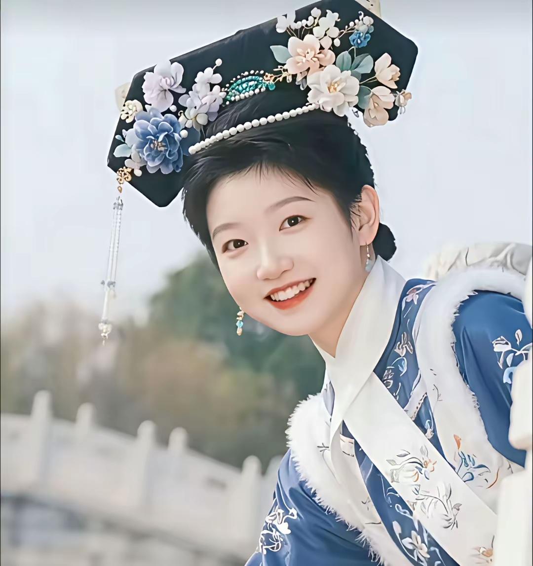 新疆是个好地方啊
天山南北好模样
自从莎莎到新疆
全国人民喜洋洋

新疆人民欢迎