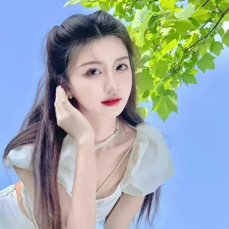 阳光明媚，少女倚树自拍，美不胜收！自然美少女自拍 秋日少女照 阳光少女照 少女自