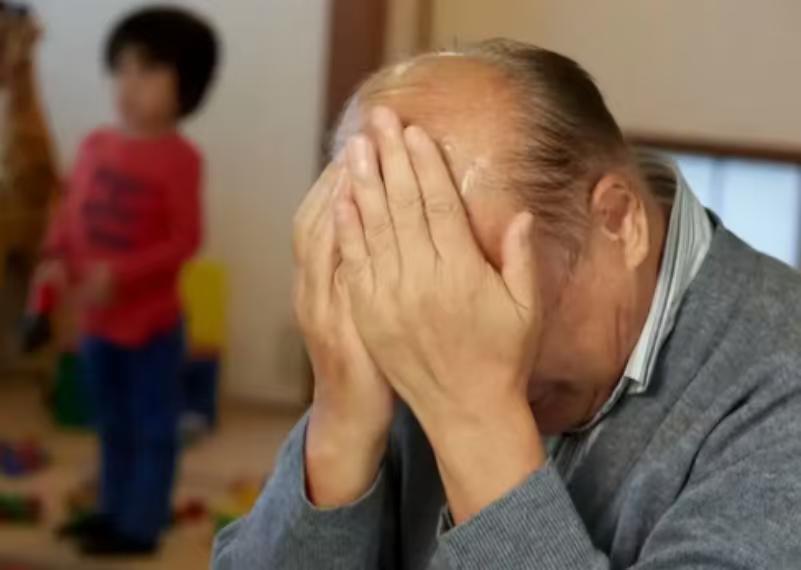 脸都不要了！1月28日，杭州一对退休工人夫妇，被三十五岁的儿子拖在家里吃住两年，