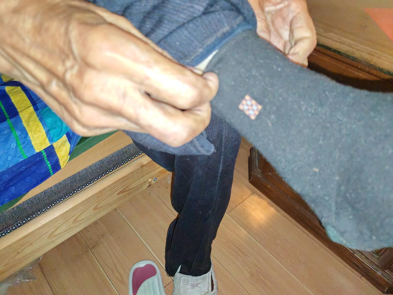 今天早起，我要帮老伴穿袜子，老伴一脸严肃的摆摆手，不用我帮了！

不是我爱摆弄他