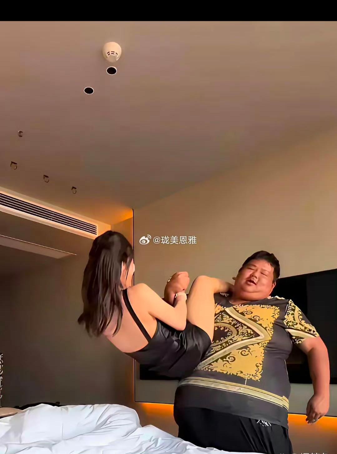 良子和他的小娇妻！
如果没有网络，如果不是良子在互联网上博流量挣了点钱，这个女的