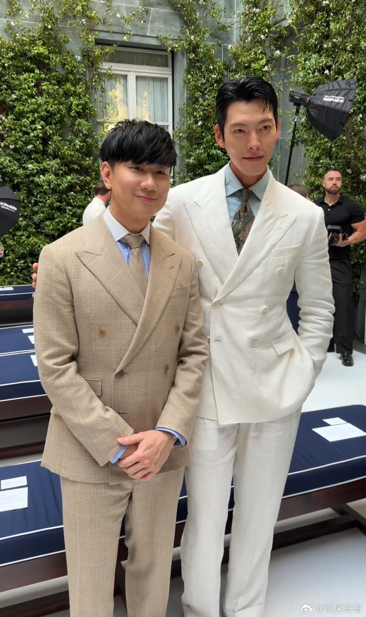 怀疑林俊杰戴的假发林俊杰和金宇彬时装周同框啦，两大男神合体氛围感拉满。浓密整齐的