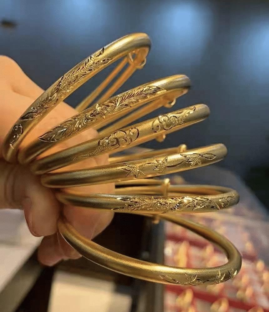 金店柜姐的“至暗时刻”：年轻人把银行当金库，把老街当秀场

现在的金价，简直是“