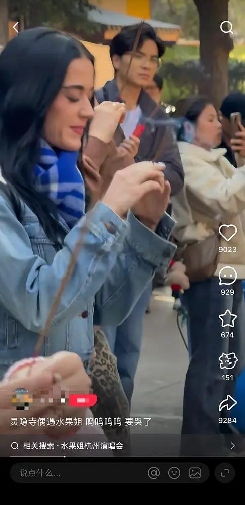 打开小🍠看到水果姐在灵隐寺上香，🈶种中西合璧的感觉~