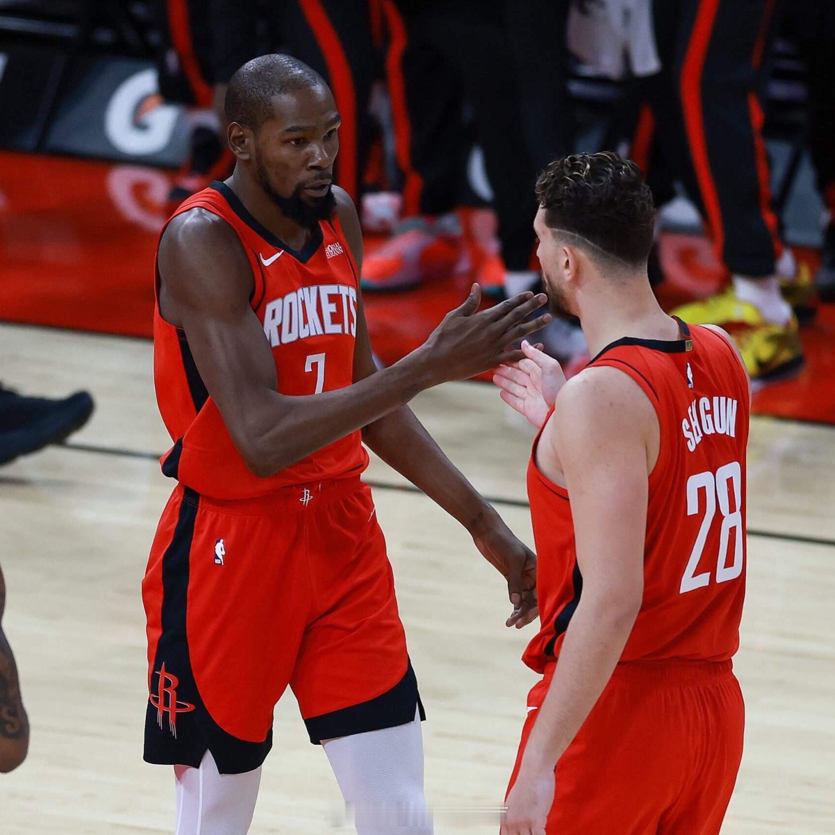 对于杜兰特加盟后二人合作的潜力，申京毫不吝啬赞美：“KD是我见过最无私的超级巨星