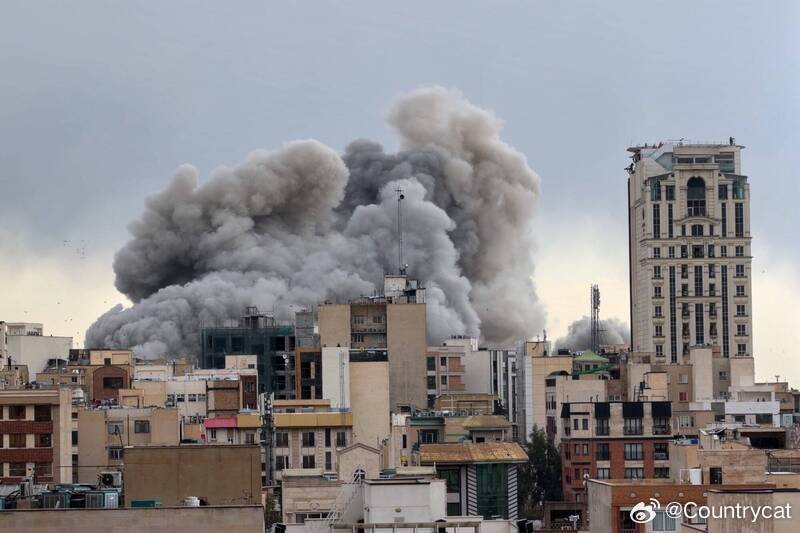 美国敦促本国公民立即撤离中东：当地安全风险严峻海外新鲜事以美袭击伊朗 在伊朗遭到