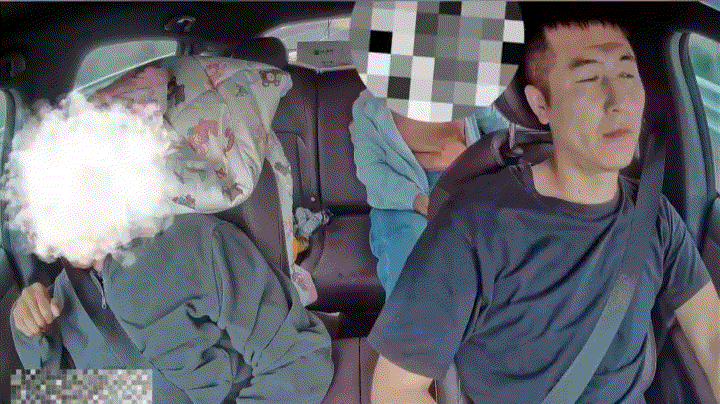 甘肃，一位大妈带着老人乘坐出租车出门，就看到司机迷迷糊糊犯困，大妈直接零帧起手，