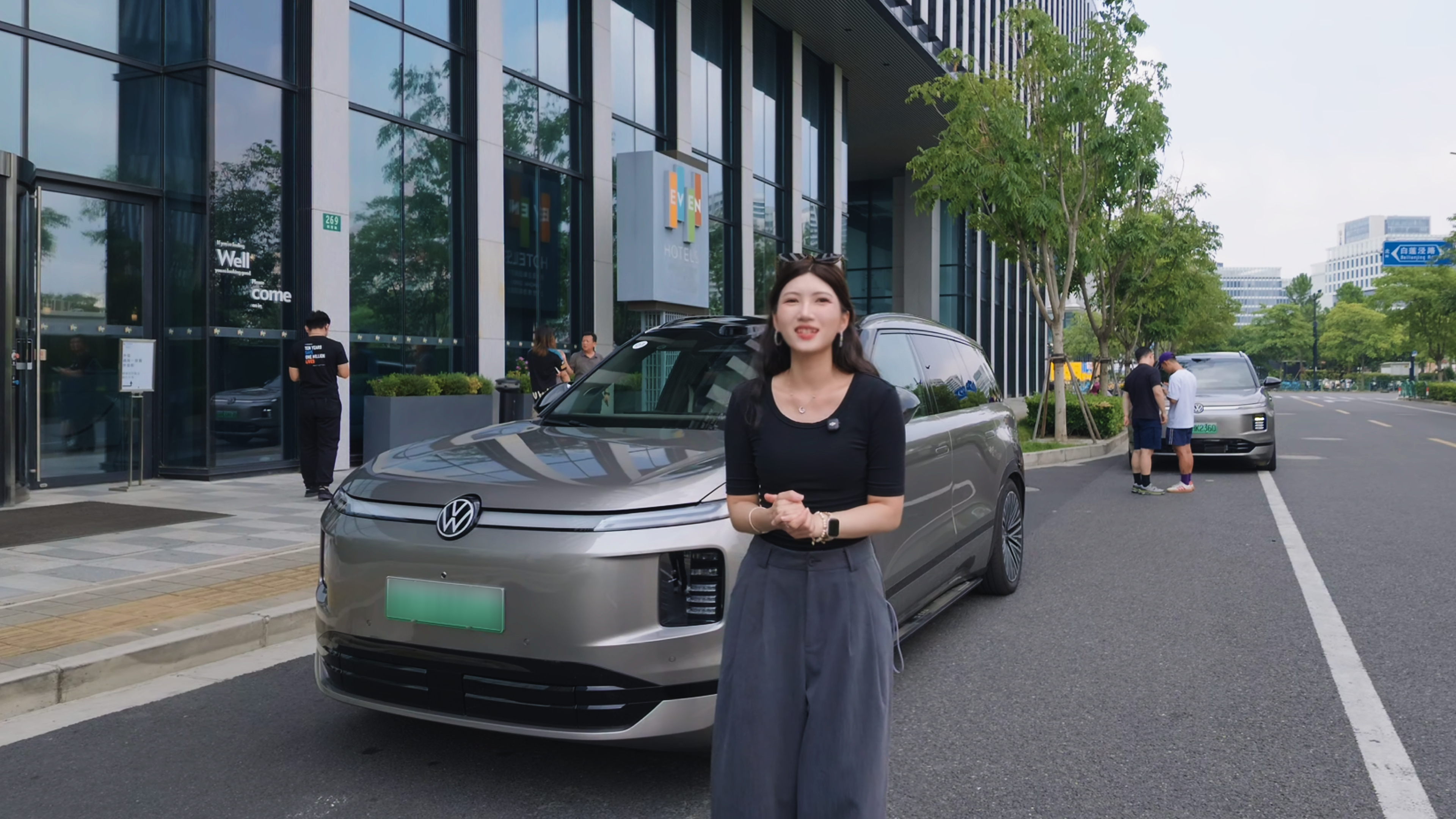 前几天在上海试了下ID.ERA 9X首搭的Momenta R7世界模型。这套智驾