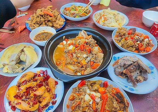 城里娃到乡下吃席，一上桌眼睛都亮了！土灶大锅炒出的菜香气四溢，各种特色佳肴让娃大