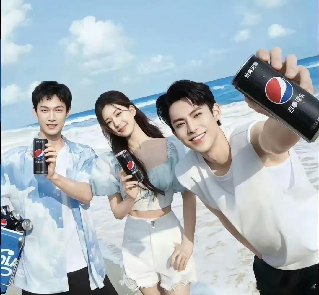 果然人一旦火了，脸都变清晰了。当时大部分人都没注意到后面是李昀锐吧？ 