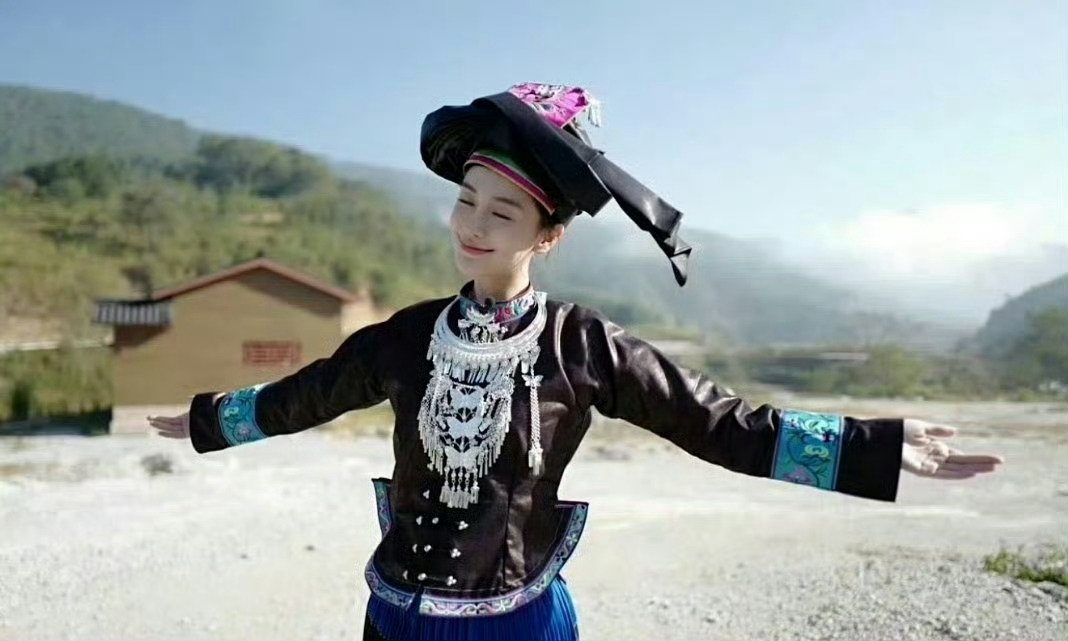 angelababy羌族服饰路透阿坝羌寨活捉Angelababy一身改良羌族传统