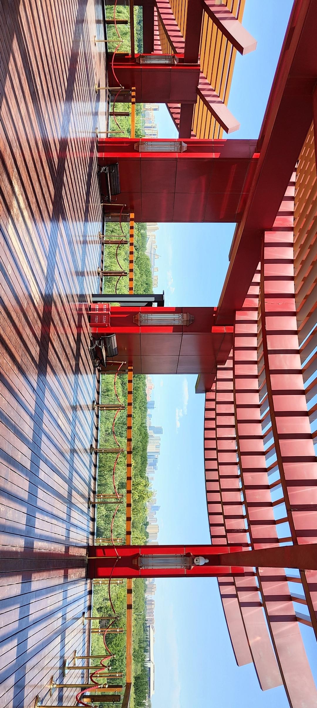 现代感十足的红色建筑，阳光洒下斑驳光影，美不胜收！