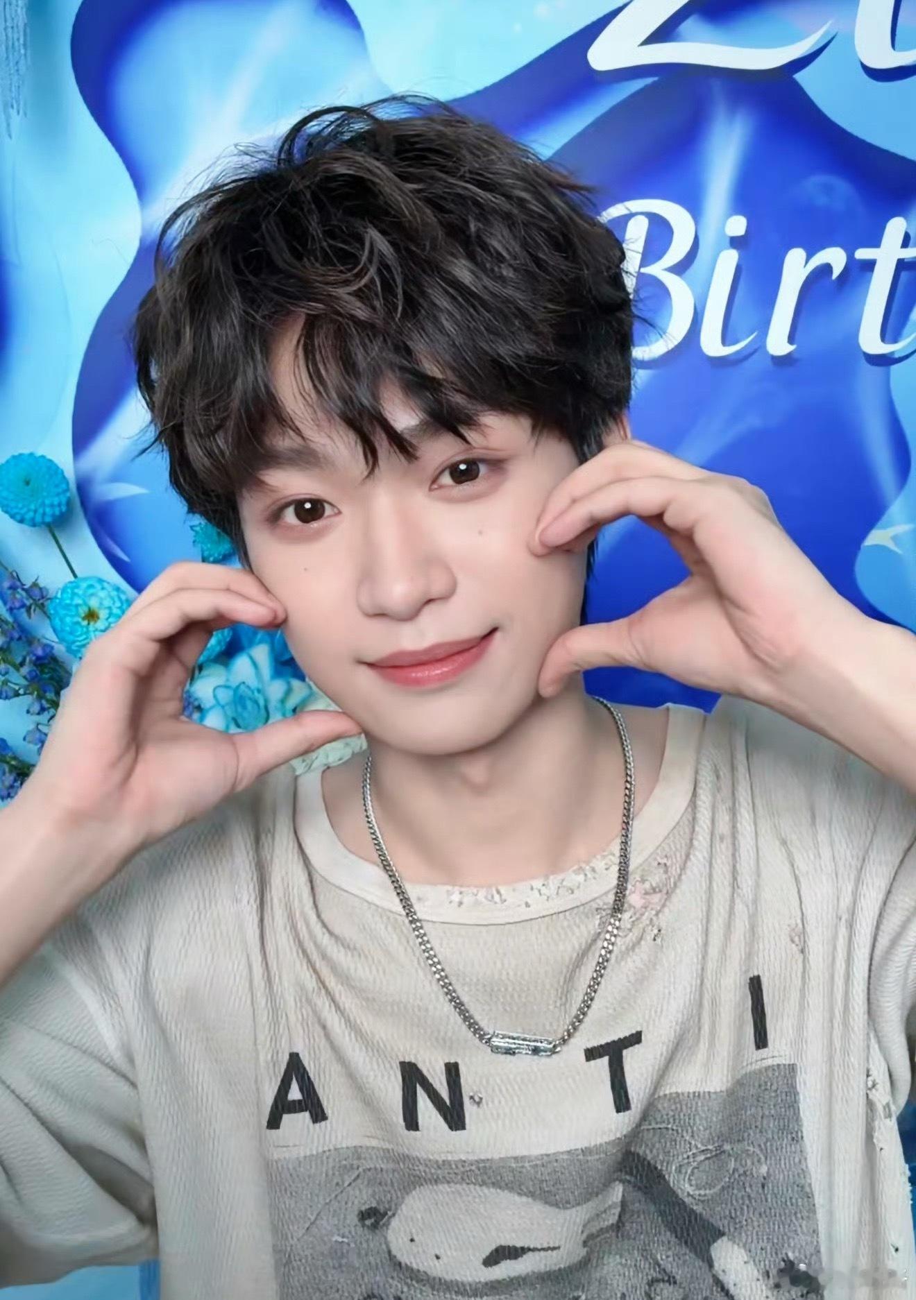 （直播的衣服上有🐳！！！！）大家真的都太想念梓渝了🥺他火了这一年，出来活动次
