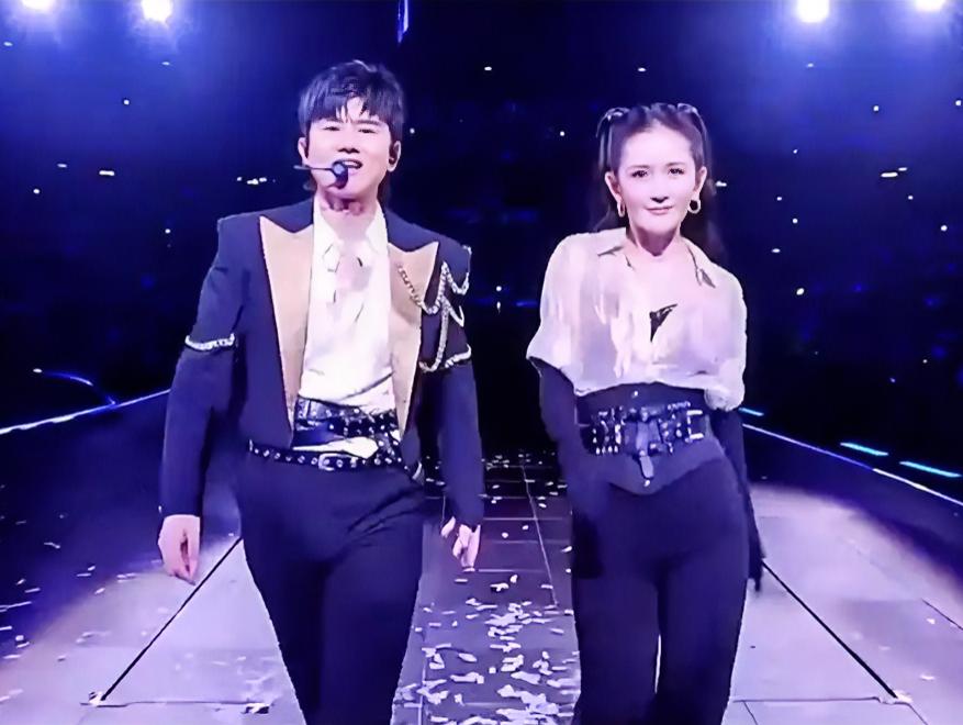 12月31日澳门银河综艺馆，张杰谢娜跨年夜合体跳双人舞炸翻全场！

这对相守十四