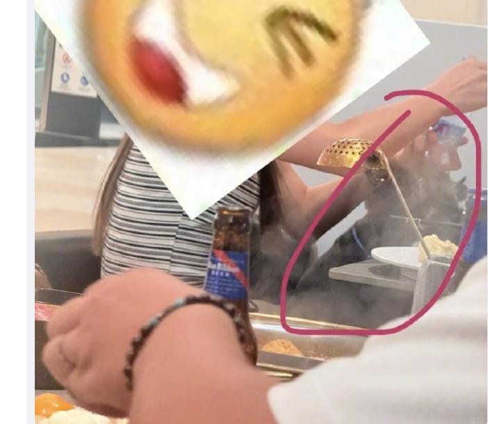 2026年6月7日，武汉江夏一家新开的烧餐厅里。
一名女顾客无视餐饮卫生规定，将