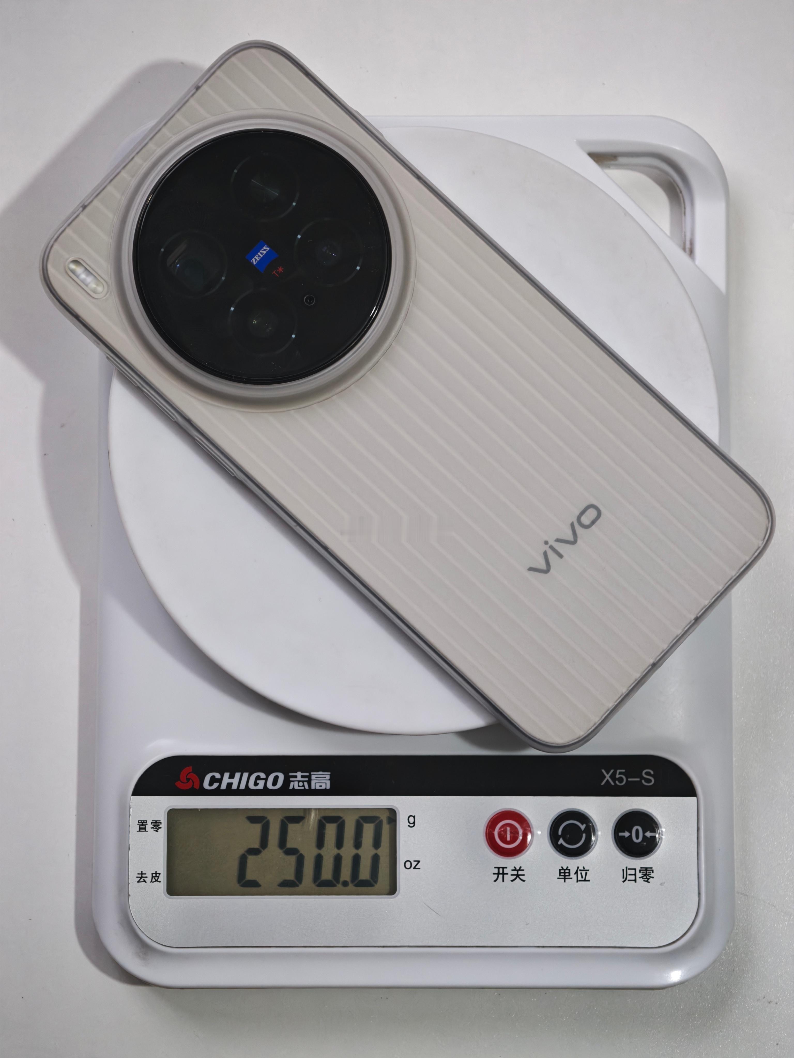 vivox300pro在贴钢化膜和套pp壳的情况下足足有半斤重[笑cry] ​​