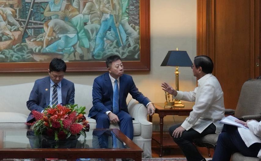 7月21日，马拉坎南宫，菲律宾总统小马科斯亲自接见中国驻菲律宾大使井泉。议的不是