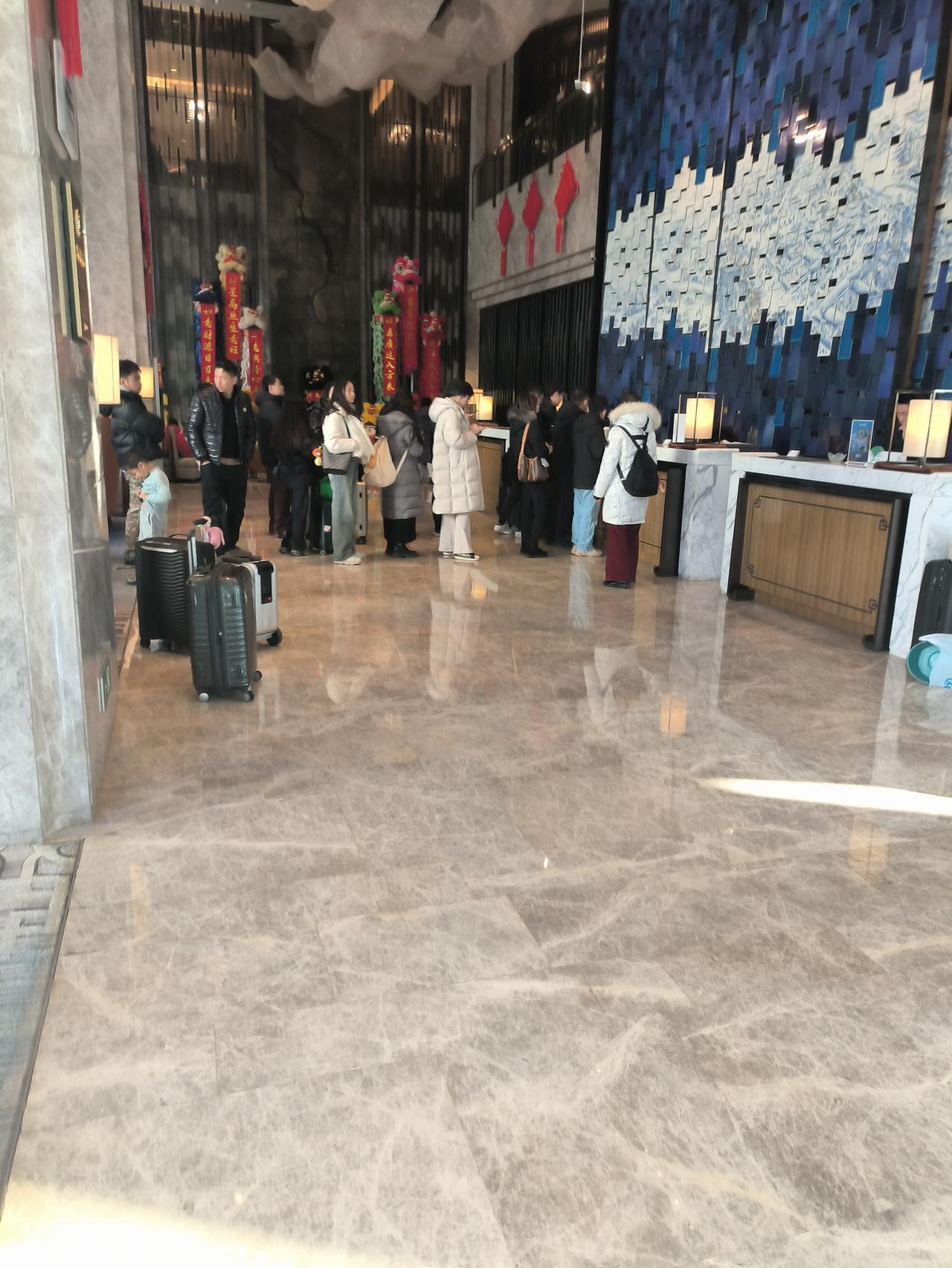 2026年刚到，山东淄博烧烤和八大局便民市场又火起来了。
不用到现场看，只看今天