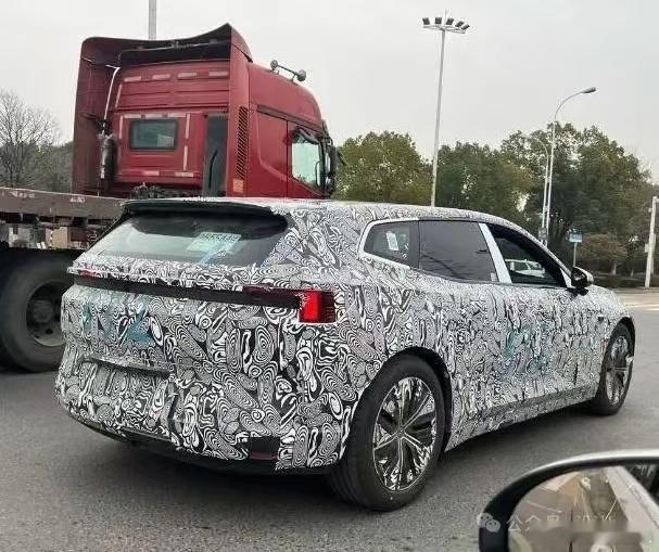 极星终于回归人类社会了。接下来会有正常后窗的极星4旅行版，旗舰极星3，中期改款极