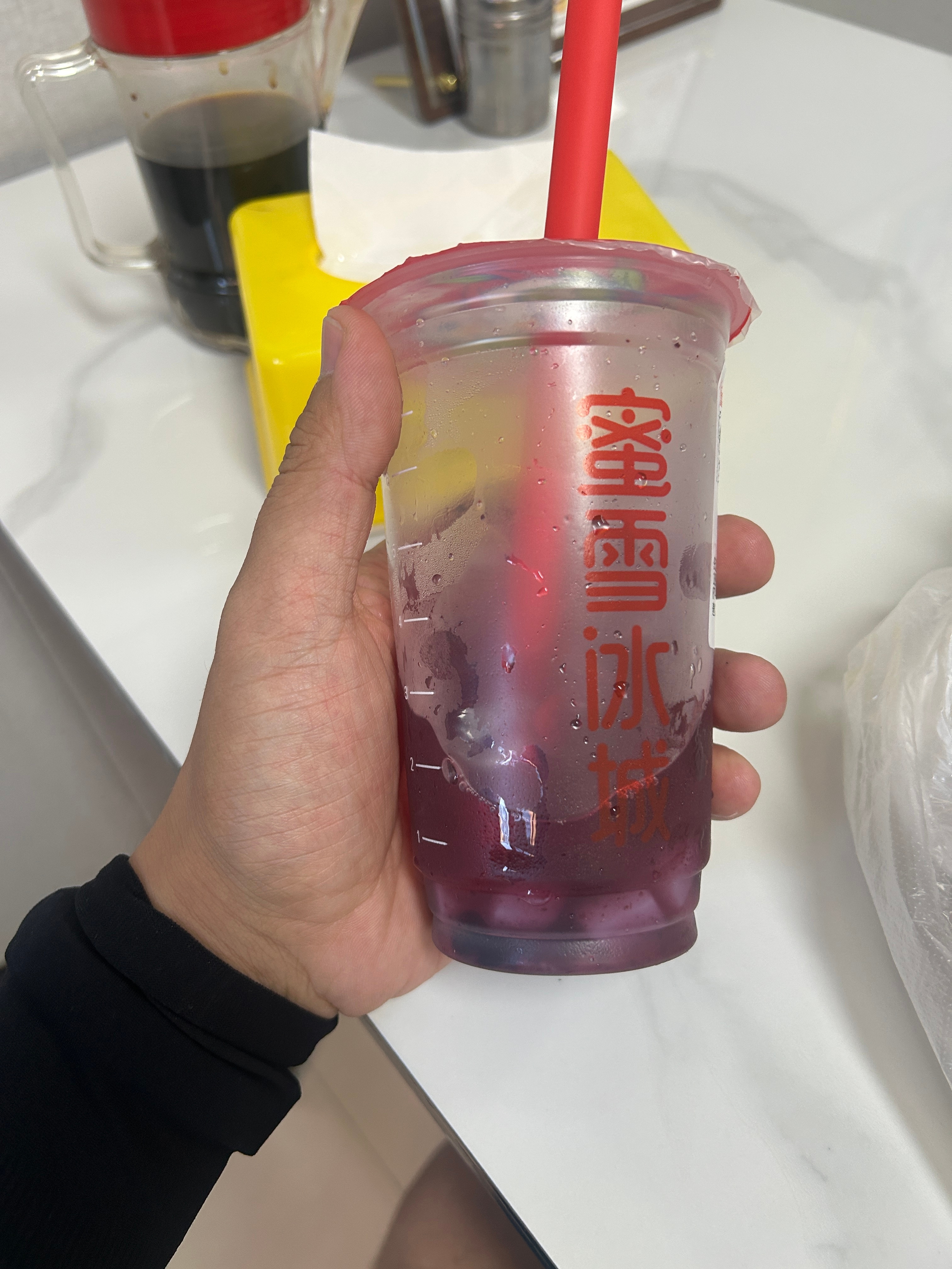 蜜雪冰城的饮料做的越来越难喝了，全是水md，喝到的点甜都是糖，这店店员脑子也有点