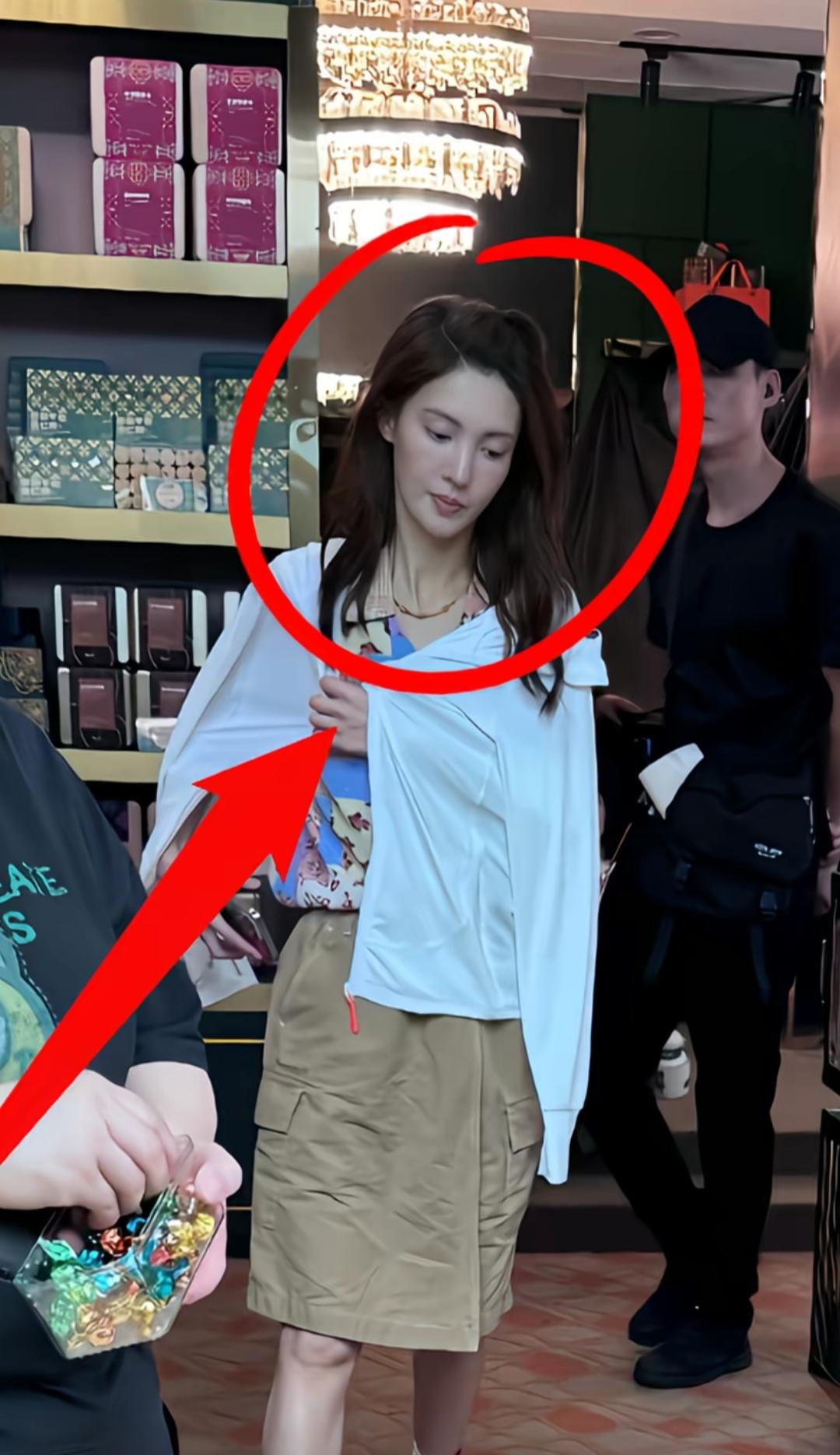 前阵子，有个专门爆料明星的博主，跳出来说演员金晨出大事了，他说金晨去年开车出了车