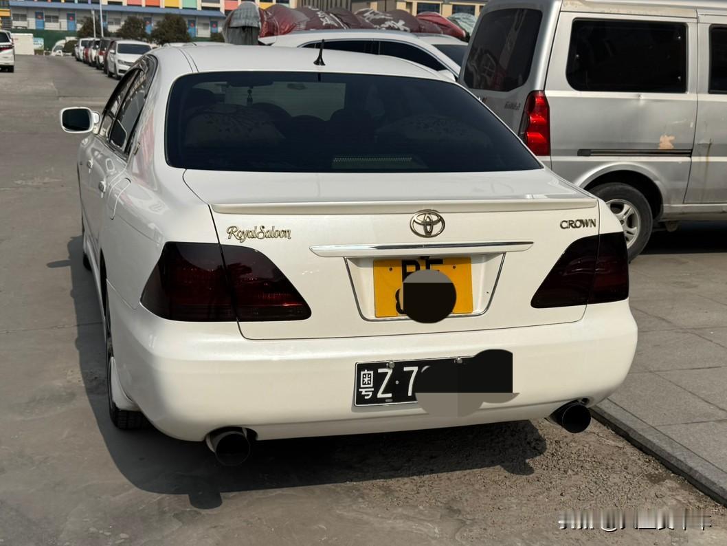 小县城
猛的出现这么个怪车
挂两个牌子
有知道是什么车的吗？
为啥挂俩牌子？汽车
