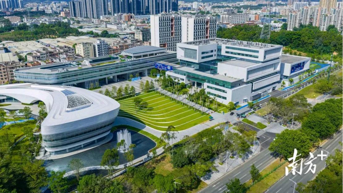 有钱的时候，身边围绕着的都是笑脸，各种合作邀约纷至沓来，仿佛整个世界都为你敞开了