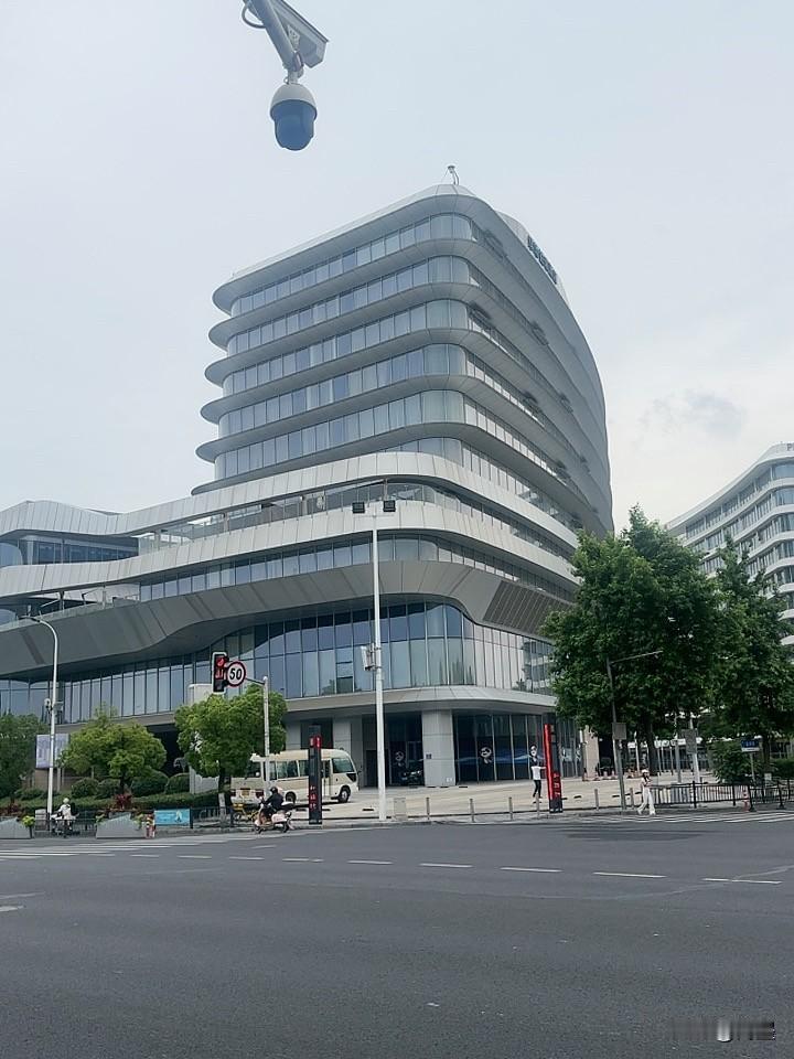 持续阴跌，心情就像股市一样，在各种纷繁复杂的消息中，不知如何自处[大笑][大笑]