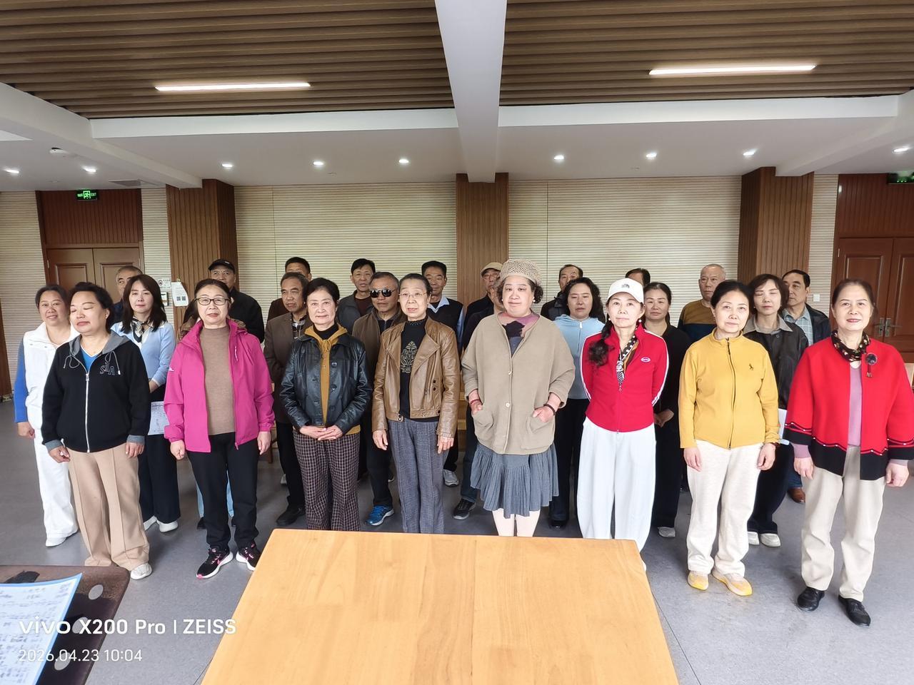 为迎接4月28日，我们到寿星养老院演出，合唱队在积极排练中。指挥刘老师，钢琴张兰