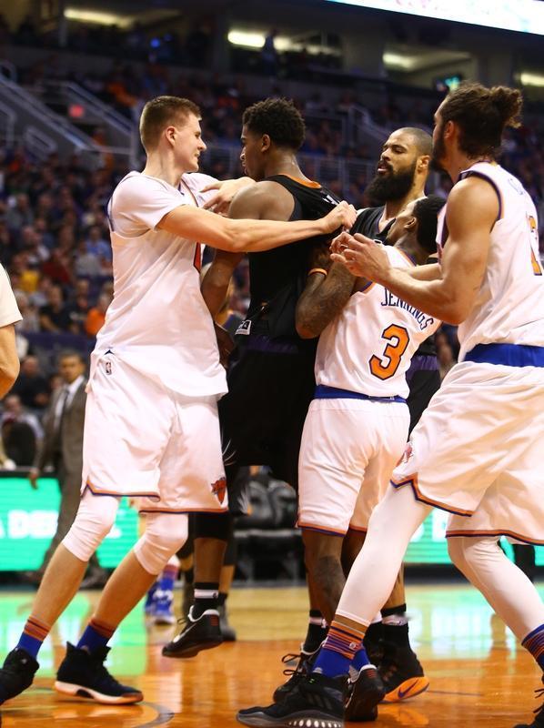 你怎么看NBA赛场球员冲突 NBA赛场球员冲突是把双刃剑。像詹姆斯和狄龙那场比赛