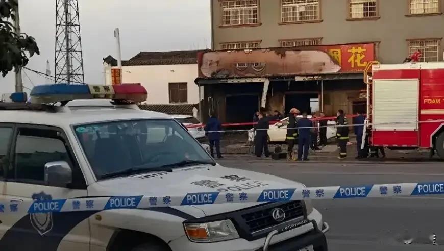 痛心！湖北襄阳一烟花爆竹店爆燃，12条生命瞬间消逝。
春节本是团圆时刻，却因安全